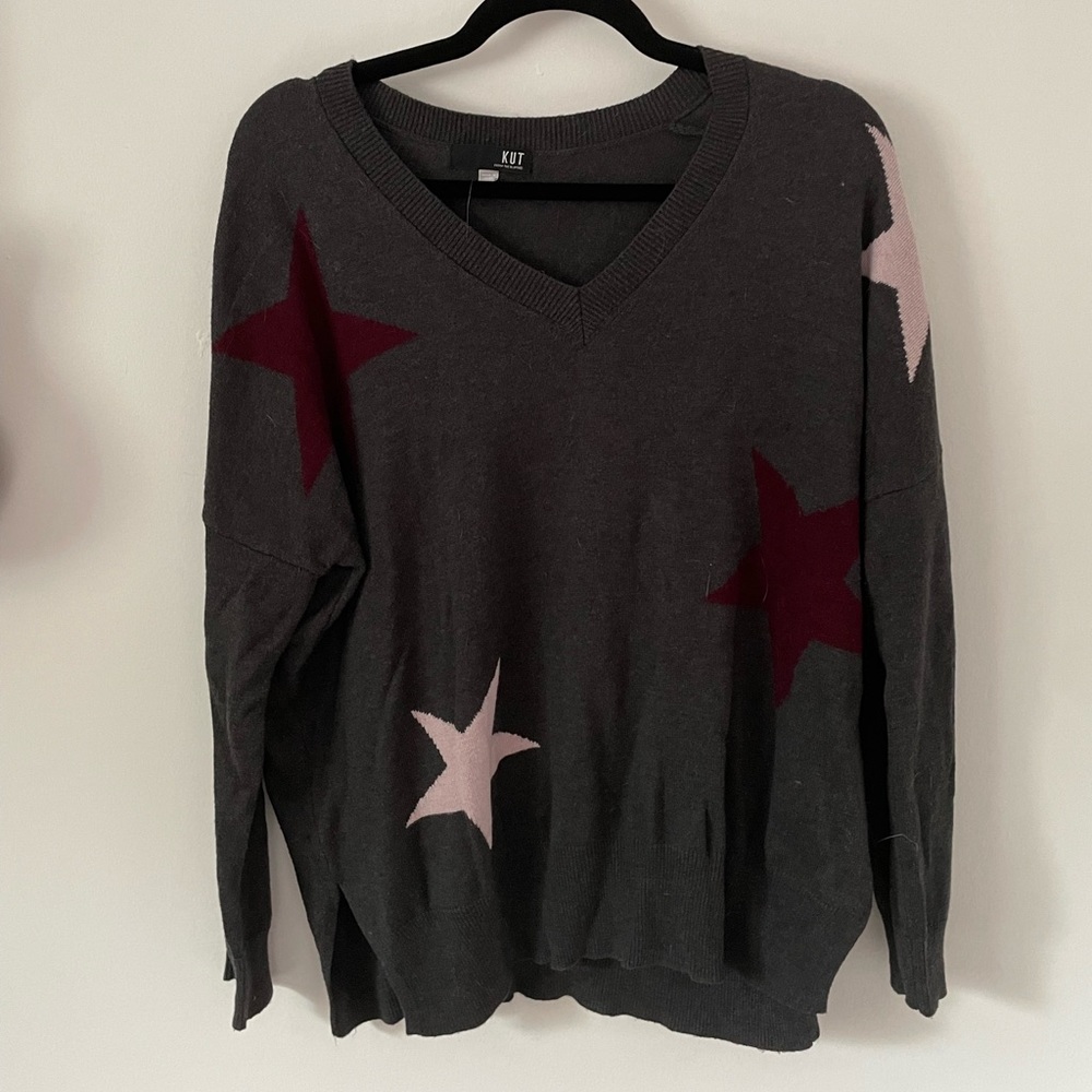 V neck sweater with star detailing